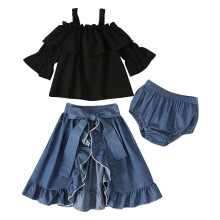 Conjunto de verão para meninas de 18 a 24 meses, composto por blusa preta de manga curta com ombros à mostra, suspensórios, saia jeans com fenda e