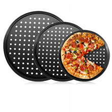 Rund pizzastekeplate i karbonstål med perforert slippbelegg