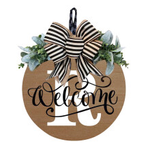 Coroa de flores personalizada com sobrenome, placa de boas-vindas e eucalipto.