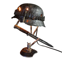 Lampe de table en forme de casque, souvenir de guerre (combat), avec statue en résine.