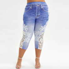 Sommerliche Capri-Leggings für Damen in großen Größen – modische Leggings mit Spitzenmuster, hohem Bund und elastischem Einsatz.