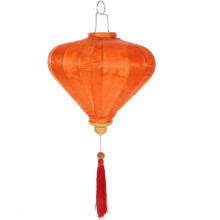 Vietnamesisk traditionell tyglykta för bröllopsdekoration, trädgårdsfest, hängande lampa i trädgården, festlig utomhusdekoration