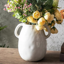 Vaso de cerâmica azul com duas alças, estilo moderno de casa de campo.