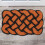 Knyttet orange/sort kokos tæppe 2