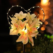 Lampes solaires de jardin en forme de cœur avec lys blancs, 25 LED blanc chaud, piquet en métal – Convient pour la décoration