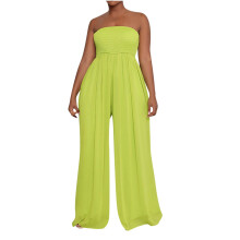 Macacão tomara que caia feminino para o verão, modelo tubinho com detalhe franzido, calça pantalona fluida com bolsos.