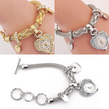 Modieus dameshorloge met hartjesarmband en bedeltjes, analoog quartz polshorloge