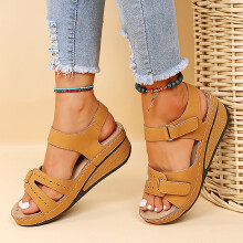Sandálias femininas com fecho de velcro, modelo plataforma, confortáveis, para mulheres e meninas, ideais para uso casual, na cor amarela.