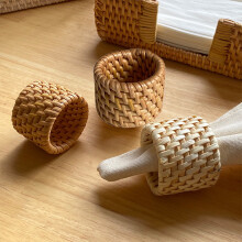 Ronds de serviette artisanaux en rotin, décoration de table en bois tressé, élégants et robustes pour les restaurants ou la maison.