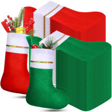 Pacote com 24 meias de Natal de feltro nas cores vermelha e verde.