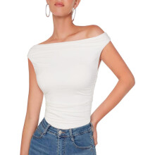 Blusa cropped feminina de verão com ombros de fora, sem mangas, um ombro só, franzida e assimétrica, ideal para sair.