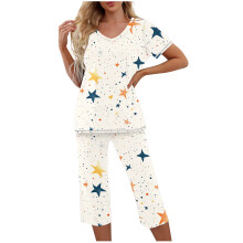 Damesett med løstsittende nattøy - Topp med V-hals og trykk, korte ermer + Capribukser med elastisk midje og sidelommer | S-2XL | Pyjamassett med