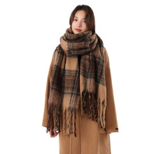 Cachecol feminino listrado em mohair liso com franjas, ideal para o inverno - Murad Brown