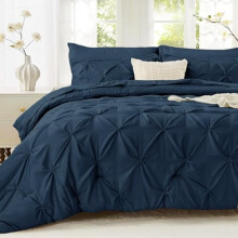 7-delige dekbedset voor queensize bed in marineblauw met plooien.