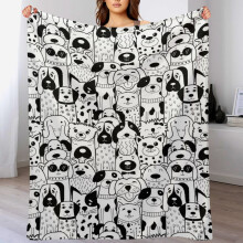 Schattige zwart-witte doodle hondendeken voor op het bed. Superzachte, knusse plaid voor op de bank of fauteuil. Lichtgewicht, pluizig en comfortabel