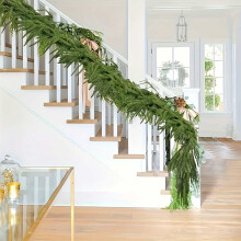 Ghirlanda di pino Norfolk verde da 2,7 metri – Decorazione natalizia artificiale morbida al tatto per interni/esterni, compatibile con le