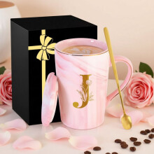 Taza personalizada de mármol rosa con detalles dorados.