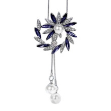 Lange Halskette für Damen mit blauem Anhänger aus drehbarer Blume
