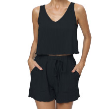 Pijama feminino composto por top cropped canelado com decote em V e shorts com cordão.