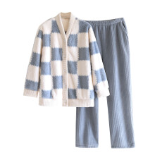 Niedliches, kariertes, flauschiges Damen-Schlafanzugset – Thermooberteil mit Rippstrickbündchen, Hose mit elastischem Bund und Seitentaschen,