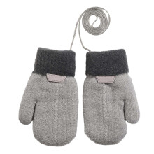Guantes y manoplas térmicas de punto para niños con cordón desmontable para mantener las manos calientes.