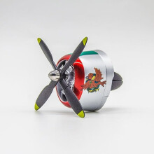 Ornament voor de ventilatieopening van een P-47 jachtvliegtuig met draaiende propeller.