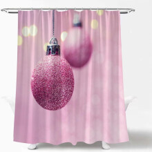 Cortina de Chuveiro com Bolas de Natal Rosa – Design encantador com bolas de Natal, fita e flocos de neve, compatível com ganchos padrão.