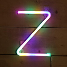 Neonowe znaki, neonowe znaki z literami, neonowe litery alfabetu, podświetlane diodami LED, podświetlane litery namiotowe, oświetlenie bateryjne