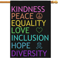 Bandeira de jardim dupla face em juta, 71 x 102 cm, com os dizeres "Gentileza, Paz, Igualdade, Amor, Inclusão, Esperança, Diversidade" e "Pride