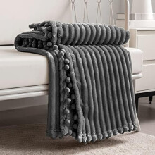 Weiche Fleecedecke (130 x 160 cm), Dunkelgrau, flauschig und kuschelig mit Bommelborte – geeignet für Couch, Bett und Sofa