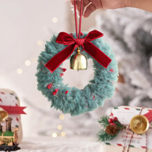 Hellblauer Weihnachtskranz-Anhänger – Samt-Ornament mit Schleife und Glöckchen, 12 cm (4,72 Zoll) Polyester-Fensterdekoration, festliches