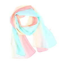 Lenço feminino com estampa degradê em tons versáteis de azul-celeste e rosa.