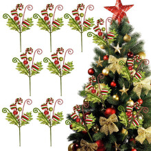 Weihnachtsbaumschmuck mit schimmernden goldenen Zwiebeln, Grün und Zweigen
