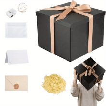 Grande boîte cadeau noire avec couvercle (23 x 23 x 18 cm), kit d'emballage cadeau complet avec ruban, raphia, cartes et guirlande lumineuse.