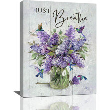 Wandbild „Lavendel im Landhausstil“ – Rustikaler Leinwanddruck mit Kolibri und Blumenmotiv „Just Breathe“, 30 x 40 cm, Lila Blumendekoration