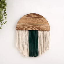 Tapeçaria de parede boho com franjas e detalhes em madeira semicircular.