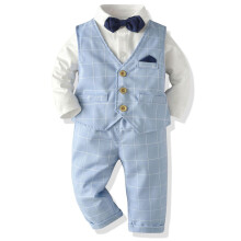 Completo da bambino composto da camicia a maniche lunghe e pantaloni, elegante abito da gentiluomo.