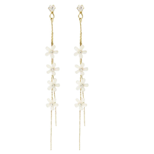 Boucles d'oreilles longues blanches à fleurs et petit pompon 1