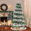 Groene glitterkerstslinger met bladeren en rode bessen 1