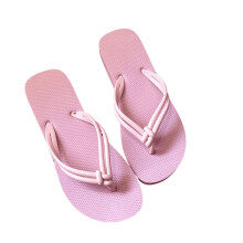 Sandálias femininas confortáveis, estilo chinelo, para praia, piscina e uso diário. Tiras macias e sola antiderrapante.