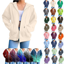 Casaco feminino com capuz, zíper frontal completo, mangas compridas e bolsos.