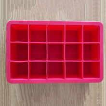 Bandeja de silicona para cubitos de hielo de 60 compartimentos, color rojo.
