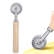 Roulette à pâtisserie cannelée, emporte-pièce à raviolis en acier inoxydable avec long manche en bois – 3,8 cm de diamètre
