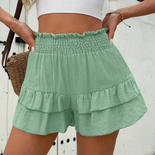 Damen Sommermode: Einfarbiger Rüschenrock mit Falten und Shorts