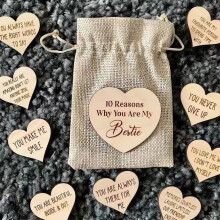 Set regalo personalizzato per l'amicizia: cuori in legno e sacchetto in lino – Perfetto per Natale, compleanno o semplicemente per fare una