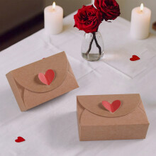 Confezione da 10 scatoline di carta a forma di cuore rosse per San Valentino, ideali come dolcetti e bomboniere.