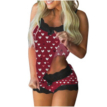 Casual pyjamaset voor dames met rode hartjesprint en zwarte kanten afwerking: pyjamatop en -short voor Valentijnsdag. Comfortabele, elastische