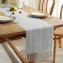 Chemin de table à pompons style ferme, tissé à la main en coton, idéal pour les fêtes.