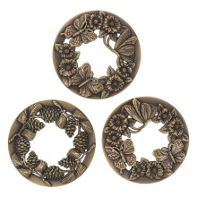 3 stk. antikk blomsterdekorert metalllysbeholder med ventilert design for jevn brenning