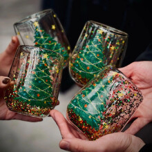 Glazen en flessen in de uitverkoop voor minder dan $5: Dompel jezelf onder in de kerstsfeer met onze dubbellaagse watertumbler met kerstboommotief.